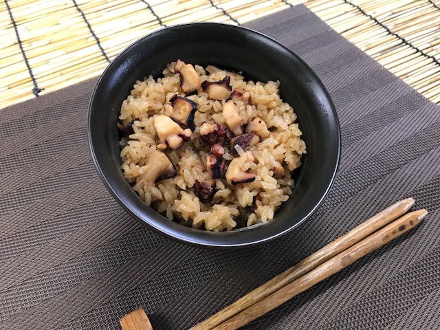 タコ飯。１、お米を砥ぎ、規定量まで水を入れ、カネセン「タコ飯の素」を加えてひたします。※水の量は、白米を焚くときと同量です。２、通常通り炊飯し、炊き上がったら、ご飯を切り完成。